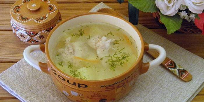 Frango e sopa de batata em uma placa