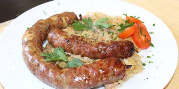 Gebackene hausgemachte Wurst mit Kohl auf einer Beilage