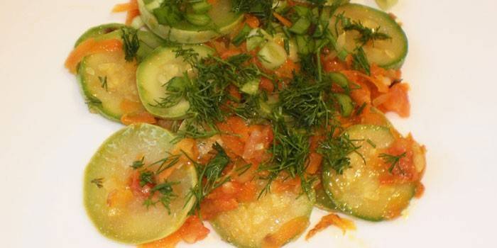 Zucchinischeiben mit Karotten und Kräutern