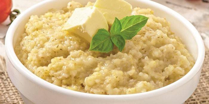 Porridge di orzo bollito con burro