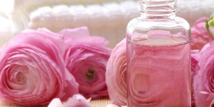Rose di Austin e acqua in bottiglia