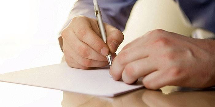 L'uomo scrive
