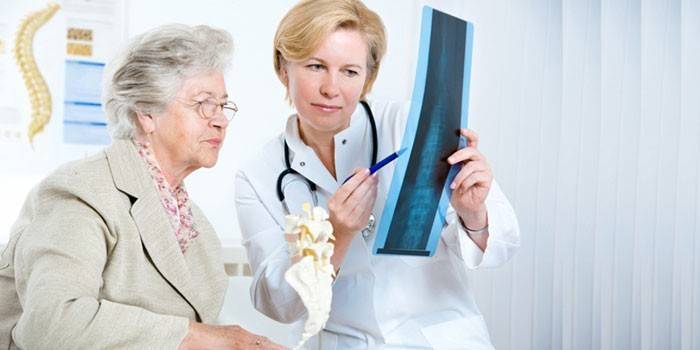 Il medico consiglia una donna anziana