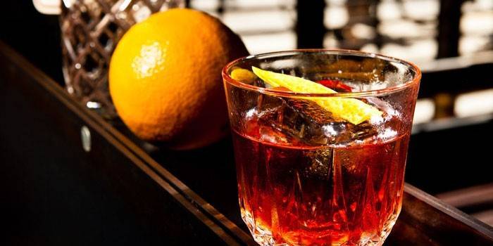 Bir bar sayaçta bir bardakta Negroni