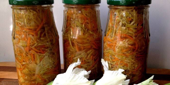 Salad dưa chuột và cà rốt trong lọ