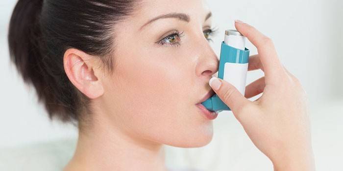 Fată cu un inhalator