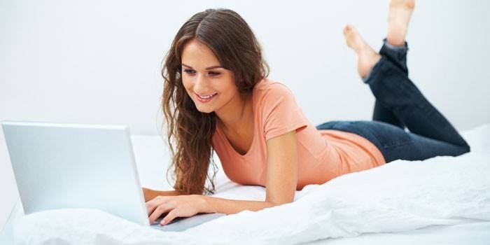 Fille avec un ordinateur portable