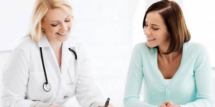 Donna all'appuntamento del medico