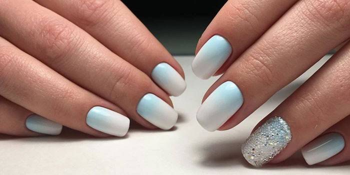 Gradient làm móng tay trong màu pastel.
