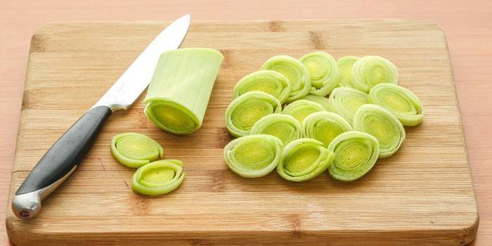 Tỏi tây băm nhỏ trên thớt
