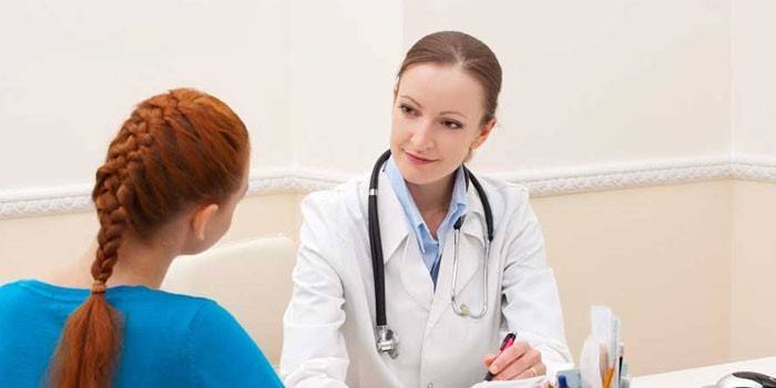 Fille à la consultation avec un docteur