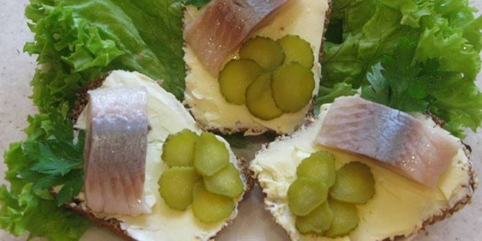 Sumuštiniai su silke ir marinuotais agurkais