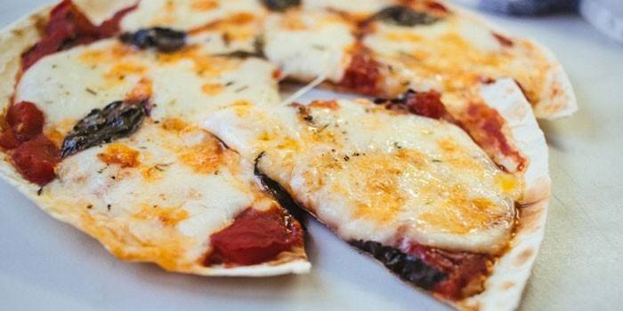 Lavaş bazlı pizza, domates ve mozzarella dolgulu