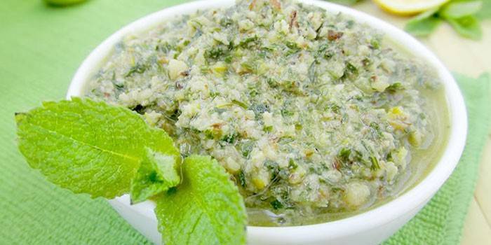 Pašdarināts pesto mērce šķīvī