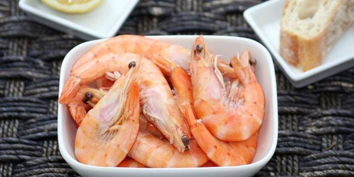 Camarones cocidos en un plato
