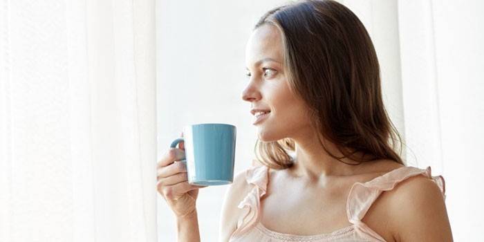 Mädchen hält eine Tasse