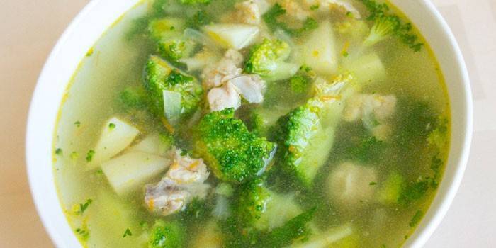 Sopa de brócolis de caldo de galinha