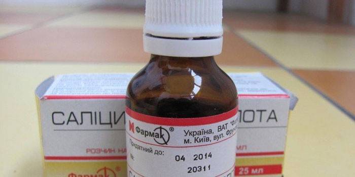 Dung dịch cồn của axit salicylic trong bình