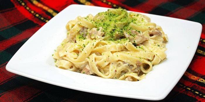 Pâtes dans une sauce crémeuse avec poitrine de poulet et herbes