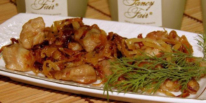 Guisat de chucrut amb carn en un plat