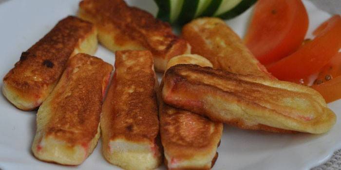 Bâtonnets de crabe farcis dans la pâte