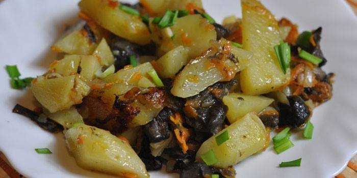 Ensopado de batata com cogumelos em um prato
