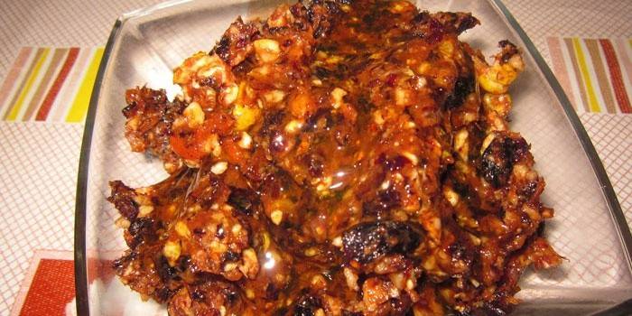 Kurutulmuş meyve bir tabakta bal ve fındık ile hazır karışımı