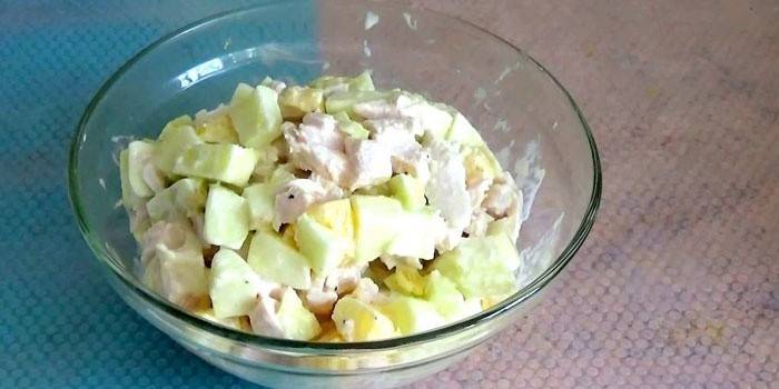 Keitetty kana- ja omenasalaatti salaattikulhoon