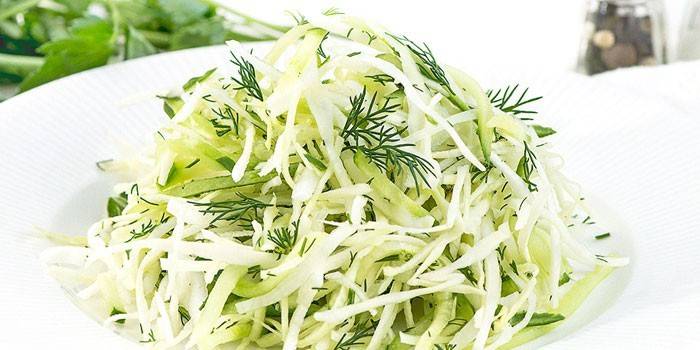 Salada de repolho com pepino e endro