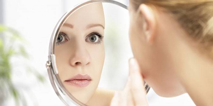 Fille regardant dans le miroir