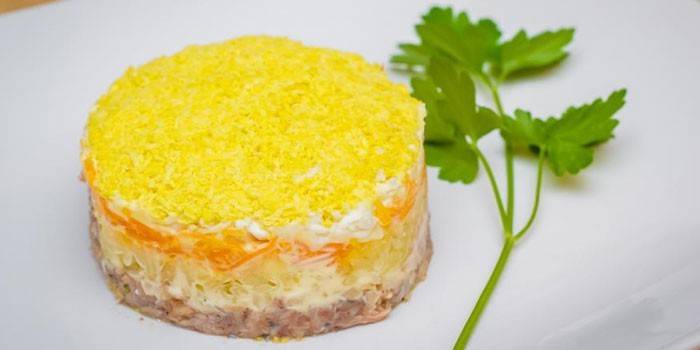 Klar Mimosa salat før servering
