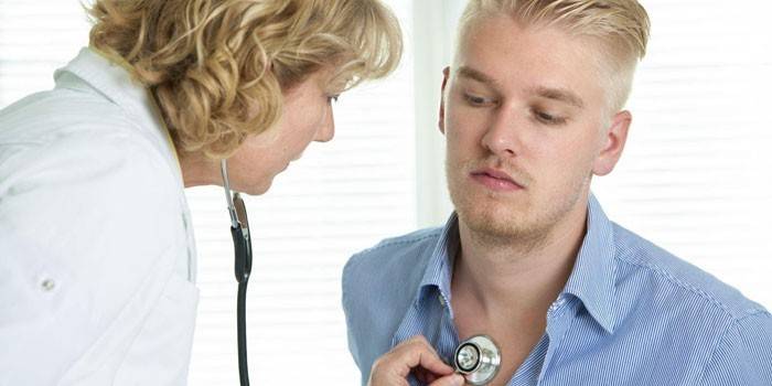 Der Arzt hört auf die Bronchien des Patienten