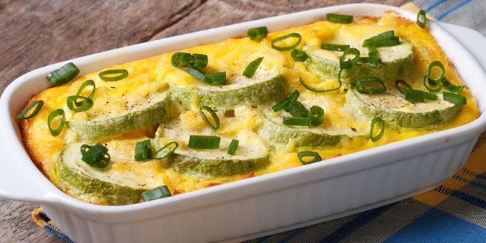 Casseruola di zucchine sotto un tappo di formaggio