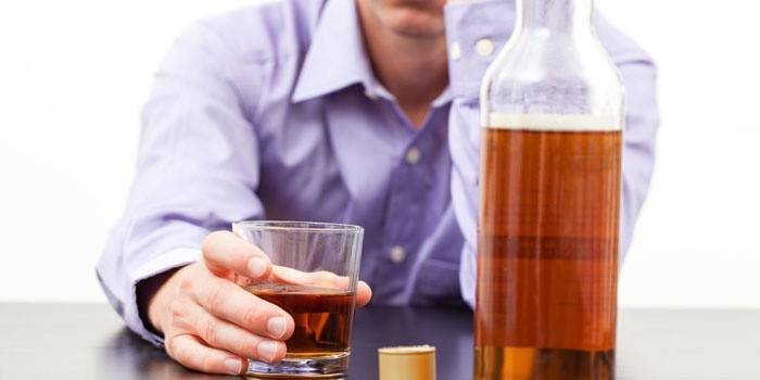 Vyras su taure alkoholio