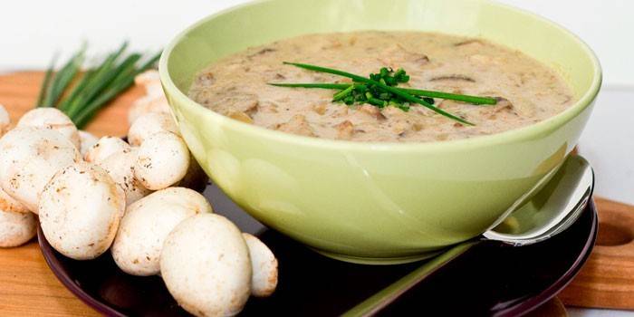 Champignoncremesuppe und frische Pilze
