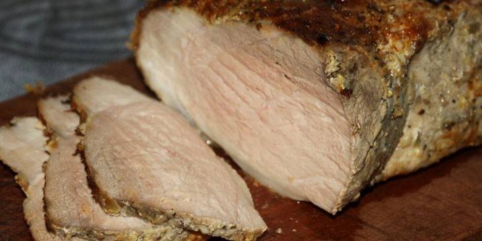 Bir kesme tahtası dilimlenmiş domuz jambon