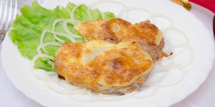 เนื้อหมูอบฝรั่งเศสบนจาน