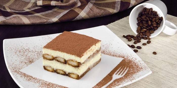 Klasik tiramisu parçası