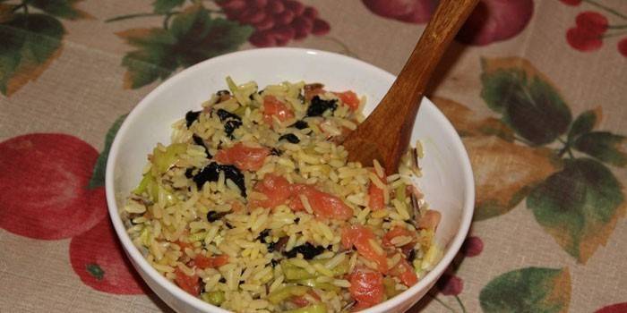 Ensalada de sushi perezosa con arroz y pescado rojo