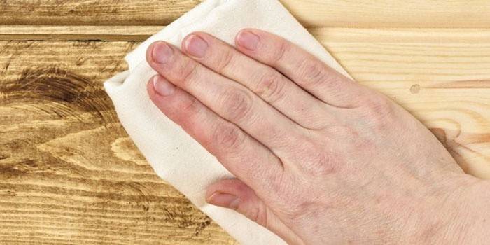 Forarbejdning af træoverflader i badet
