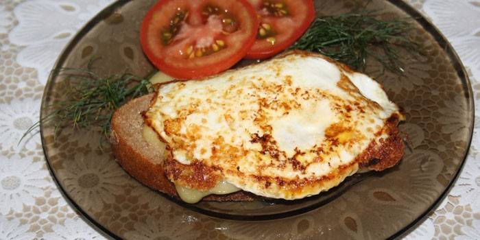 Bánh mì kẹp phô mai và trứng nóng