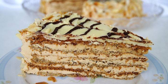 Uma fatia de bolo de Esterhazy com creme de leite condensado cozido em um prato