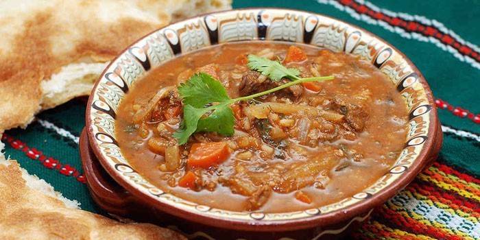 Kharcho em caldo de cordeiro com pasta de tomate