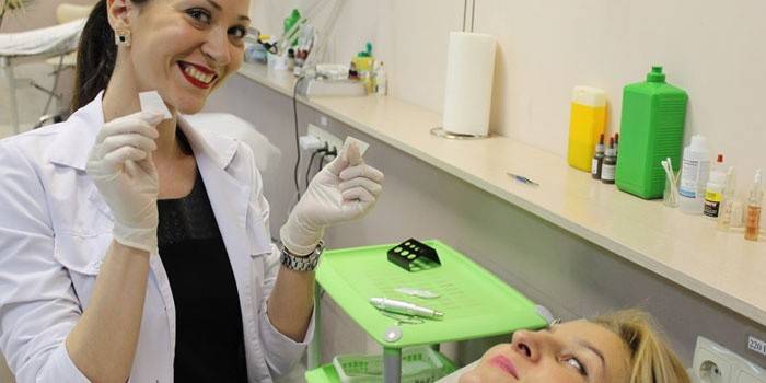 Spécialiste prépare pour le client de tatouage