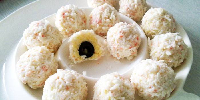 Bolas de queso con palitos de cangrejo y aceitunas en el medio