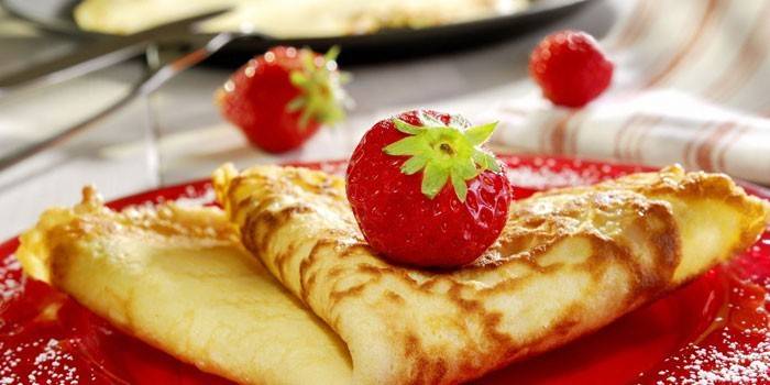 Pannukakku ja mansikat lautaselle