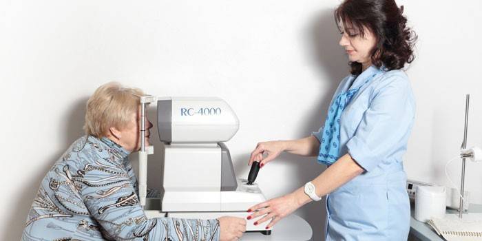 Il paramedico misura la pressione oculare di una donna