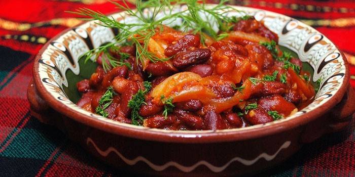 Ensopado de feijão em molho de tomate