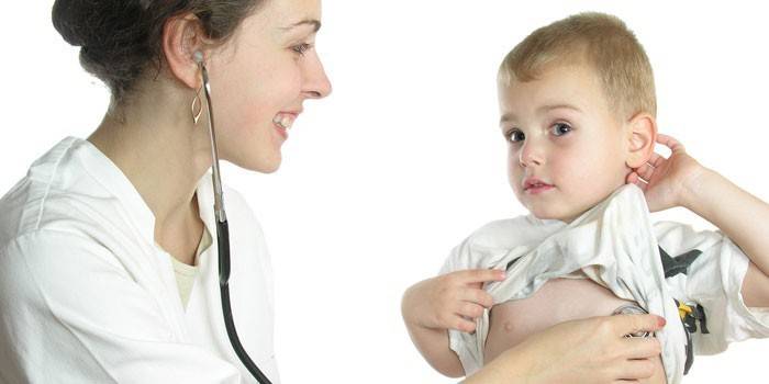 Bác sĩ nhi khoa lắng nghe nhịp tim của em bé bằng điện thoại.