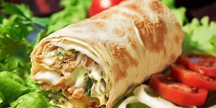 Selbst gemachtes Shawarma mit Schweinefleischscheiben
